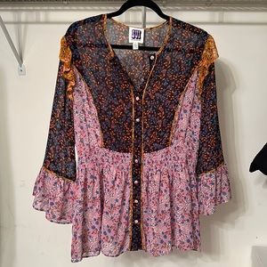 Lightweight floral boho summer top with sleeves by SUI by Anna Sui - size Large